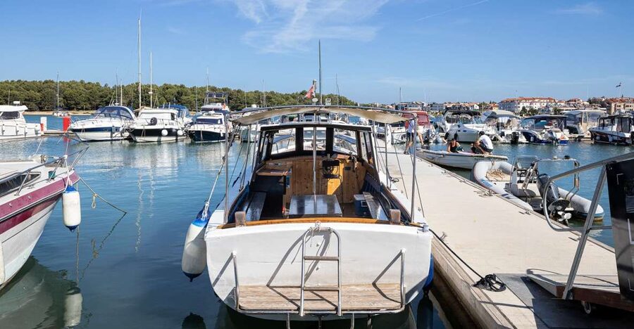 Medulin: Private Boat Tour with Captain - Levan Island: sand, sun, and a busier finish