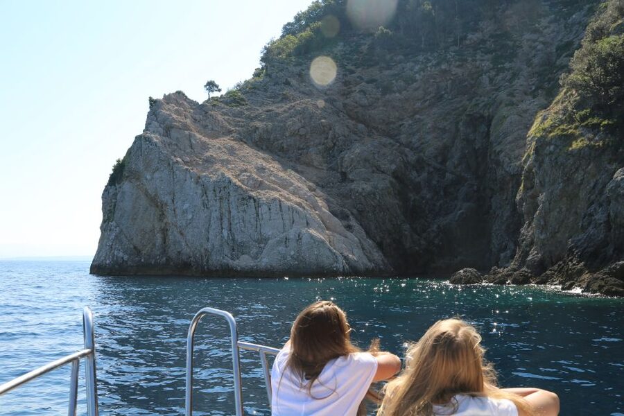 Opatija/Lovran: Boat Trip to Secluded Beaches on Island Cres - Brseč Beach: cliffs and a calm first swim