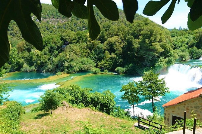 Plitvice Lakes National Park: Day Trip from Omiš - Meeting the guide and entering the park