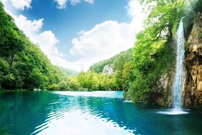 Plitvice Lakes National Park: Day Trip from Omiš - Upper Lakes: boardwalks, barriers, and falling water