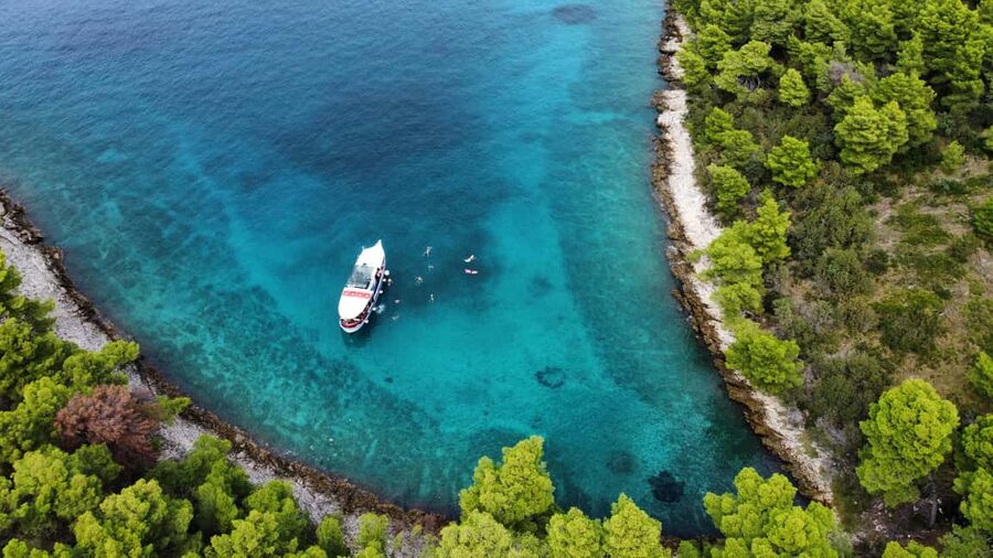Podstrana: Full-Day Boat Trip to Brač and Shipwreck Kontesa - Fresh BBQ lunch with three choices
