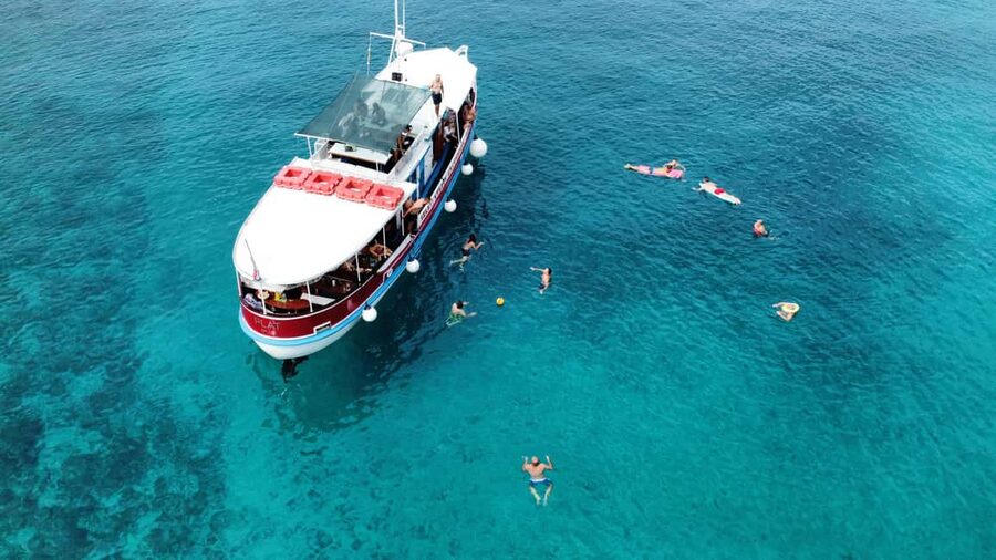 Podstrana: Full-Day Boat Trip to Brač and Shipwreck Kontesa - Welcome snacks and the ride toward Sutivan