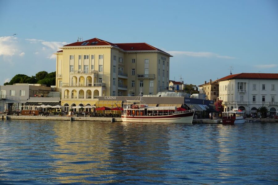 Poreč: Dolphin Spotting Cruise with Included Drinks - Practical Tips for a Better Two Hours