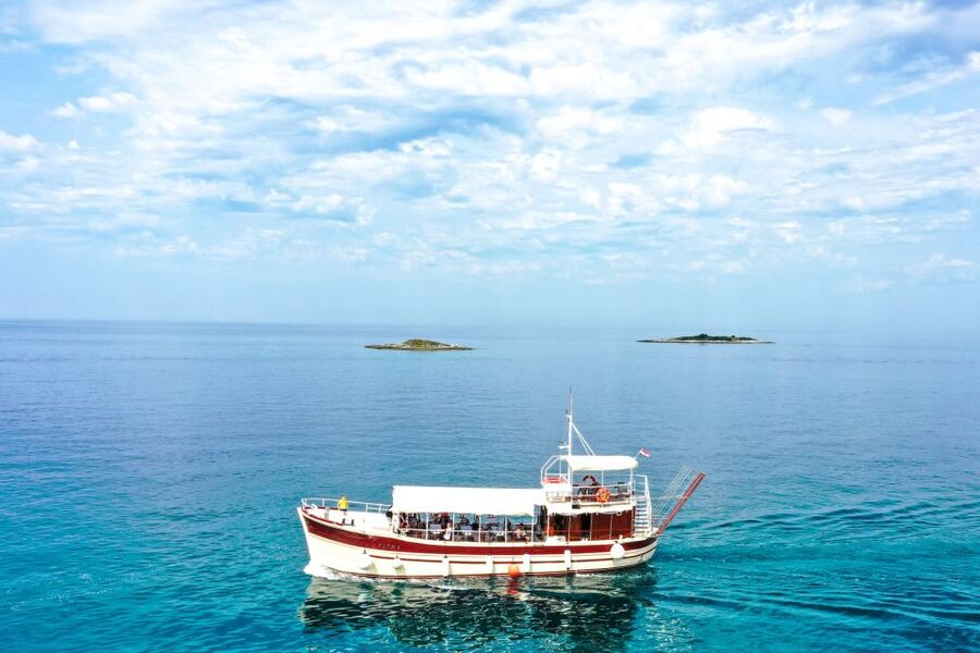 Poreč: Panoramic Morning Cruise Among 20 Islands with Drinks - Leaving Poreč Port aboard the Fjera