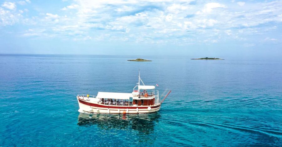 Poreč: Panoramic Morning Cruise Among 20 Islands with Drinks - Comfort, seating, and the feel on board