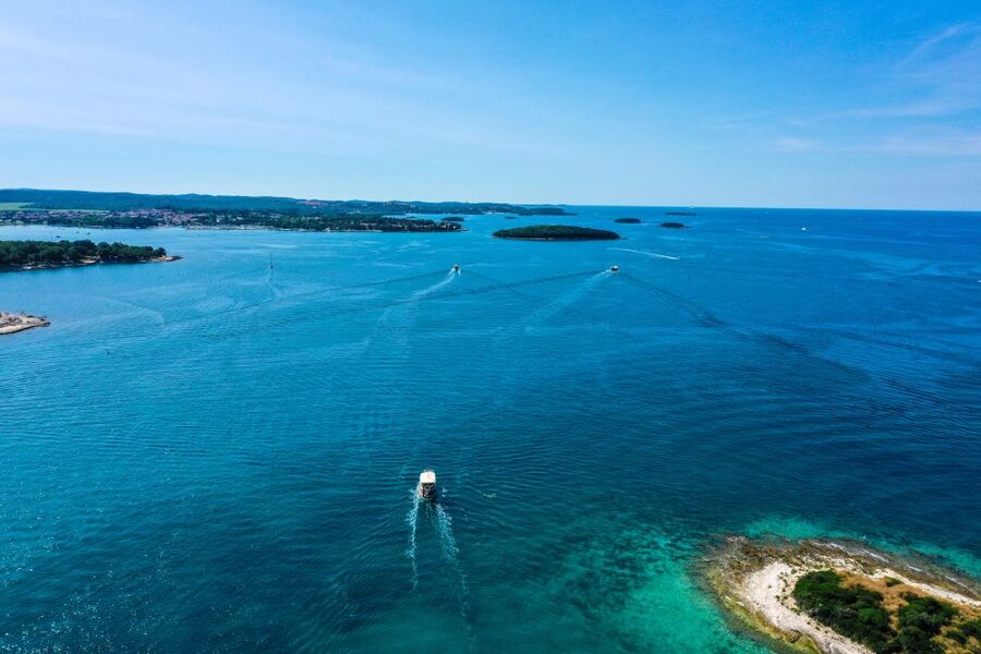 Poreč: Panoramic Morning Cruise Among 20 Islands with Drinks - Guide service and the onboard atmosphere