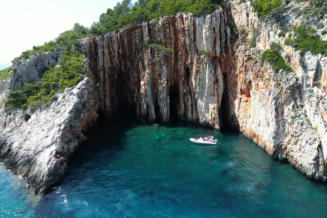 Private boat tour of Red rocks & Pakleni islands - Key points to know before booking