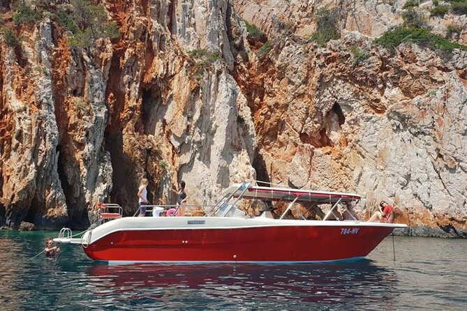Private Red Rocks and Pakleni Islands beach hopping speedboat tour - Swimming under the Red Rocks