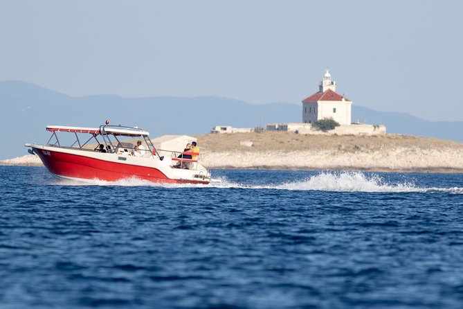 Private Red Rocks and Pakleni Islands beach hopping speedboat tour - Crossing to the Pakleni Islands for lunch