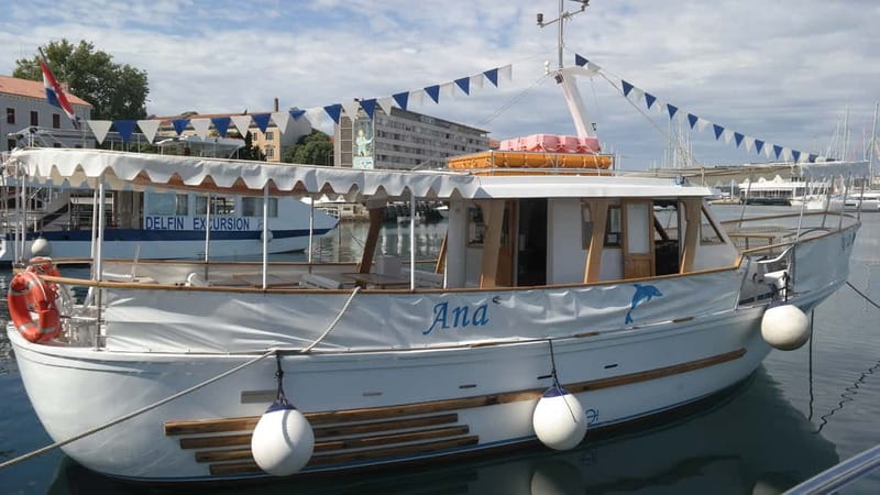 Pula: Dolphin-Watching Cruise at Sunset with Dinner & Drinks - Dinner on board: simple food that fits the setting