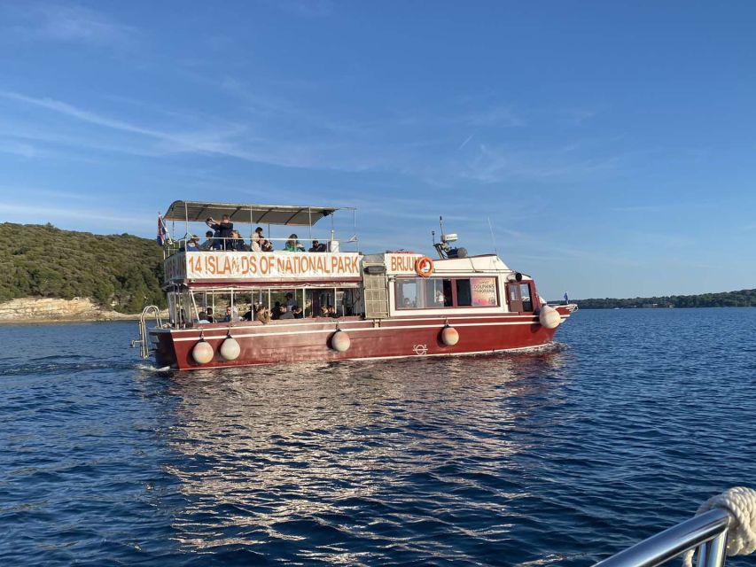 Pula: Harbor Cruise with unlimited Drinks - Monuments and the military side of Pula