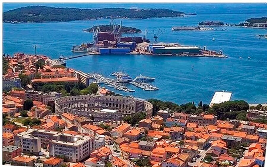 Pula: Harbor Cruise with unlimited Drinks - The Pula Breakwater and open water