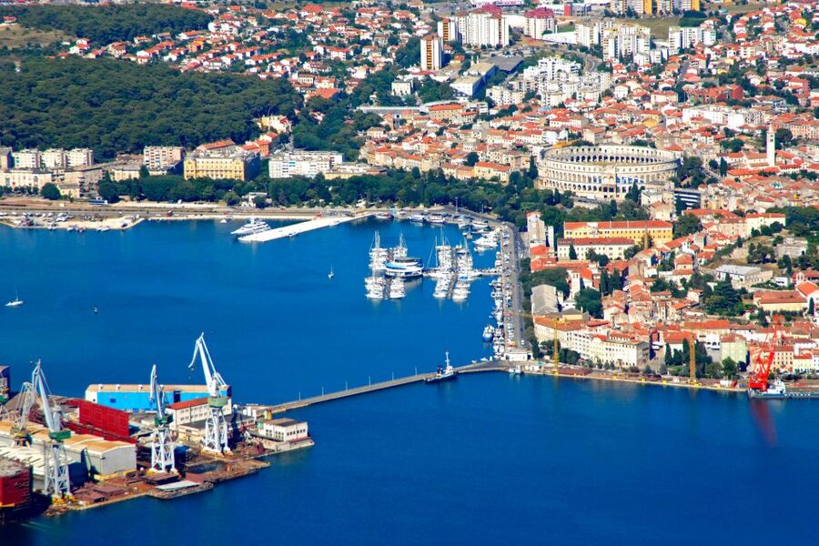Pula: Harbor Cruise with unlimited Drinks - Unlimited drinks, with a few practical cautions