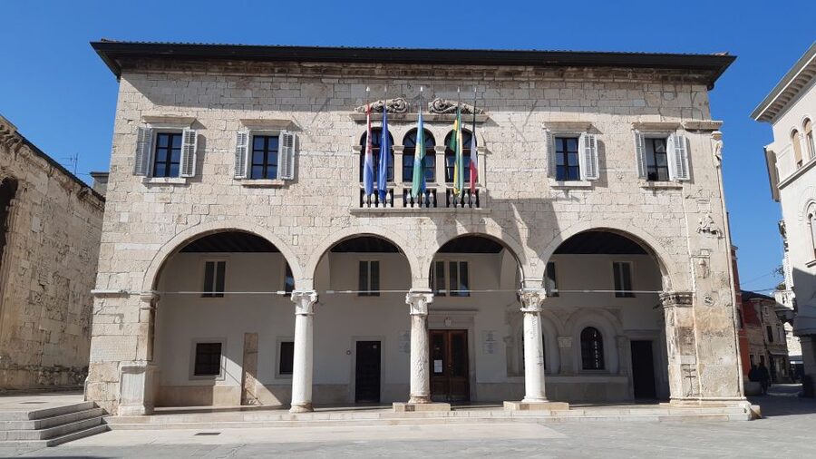 Pula: Historic Sites Guided Walking Tour - Key points at a glance