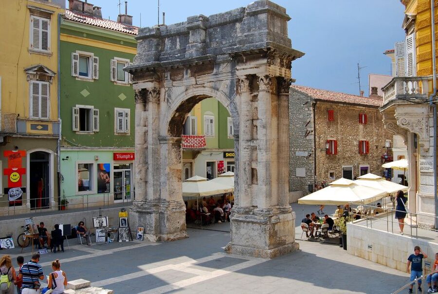 Pula: Historic Walking Tour with Local Guide & City Views - Timing, Access, and Meeting Details