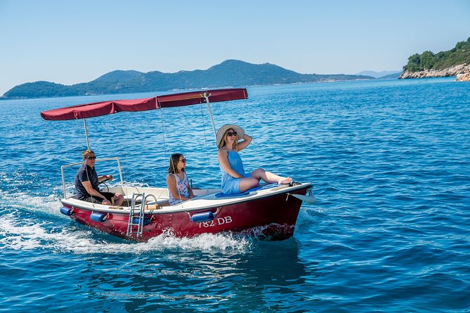 Rent a small boat without skipper - explore the islands and find hidden caves - Why this small boat works so well