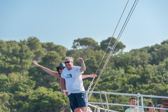 Rent a Traditional Wooden Boat (64 pax) - What a flexible eight-hour day can include