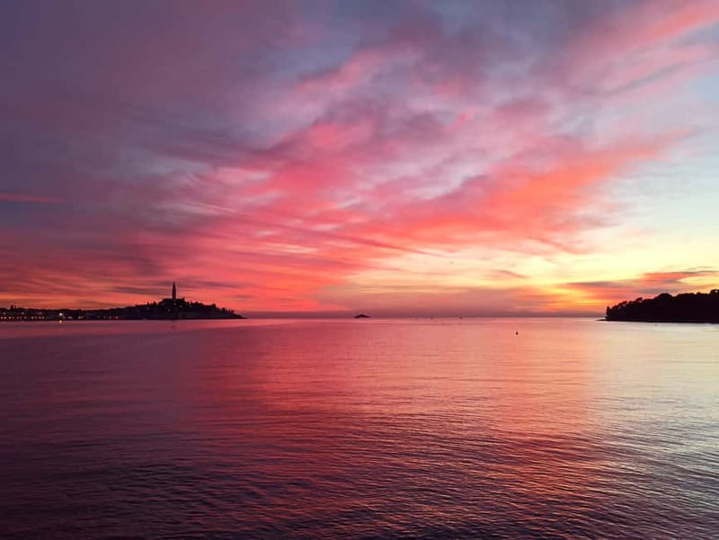 Rovinj: Dolphin Watching Sunset Speedboat Tour with Drinks - The ride back and Rovinj after sunset