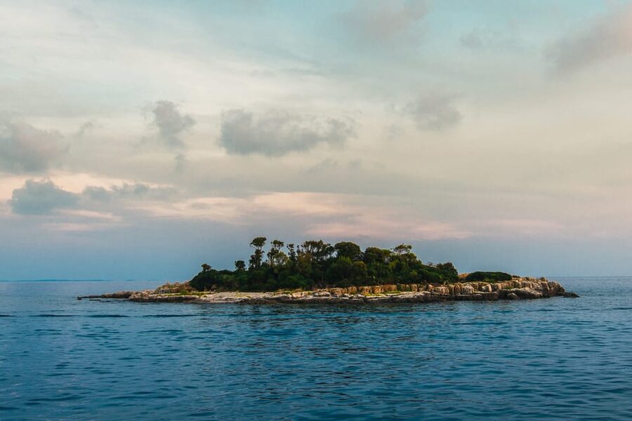 Rovinj half-day cruise: swim stops, drinks & brunch included - Practical packing advice for the dock and boat