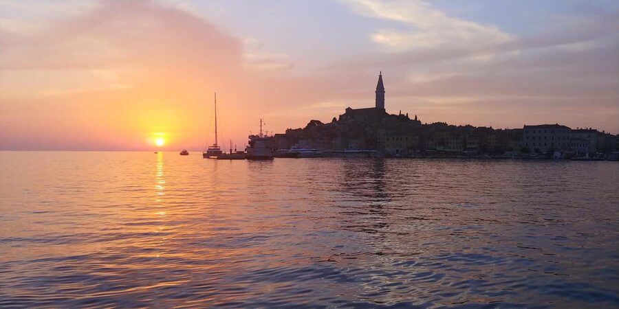 Rovinj: Sunset Speedboat Tour with Dolphin Watching - Why the sunset setting matters