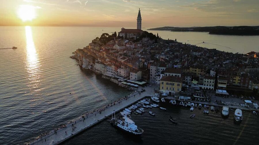 Rovinj: Sunset Speedboat Tour with Dolphin Watching - The first ride: coastal views and Rovinj’s old town