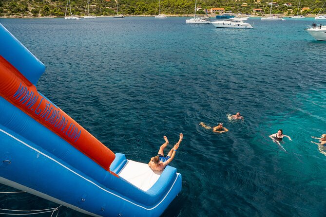 Slatine - Island Hopping Excursion (Trogir/Blue Lagoon/Shipwreck) - Seating, boat comfort, and the group size