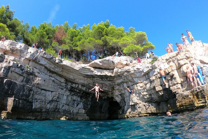 SNORKELING ADVENTURE | Pula Boat - The shipwreck and the best chance for fish