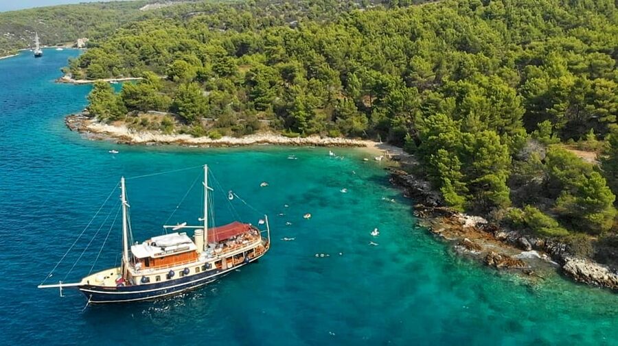 Split: All inclusive Brač & Šolta Island Swimming Cruise - Brač is the main swimming stop