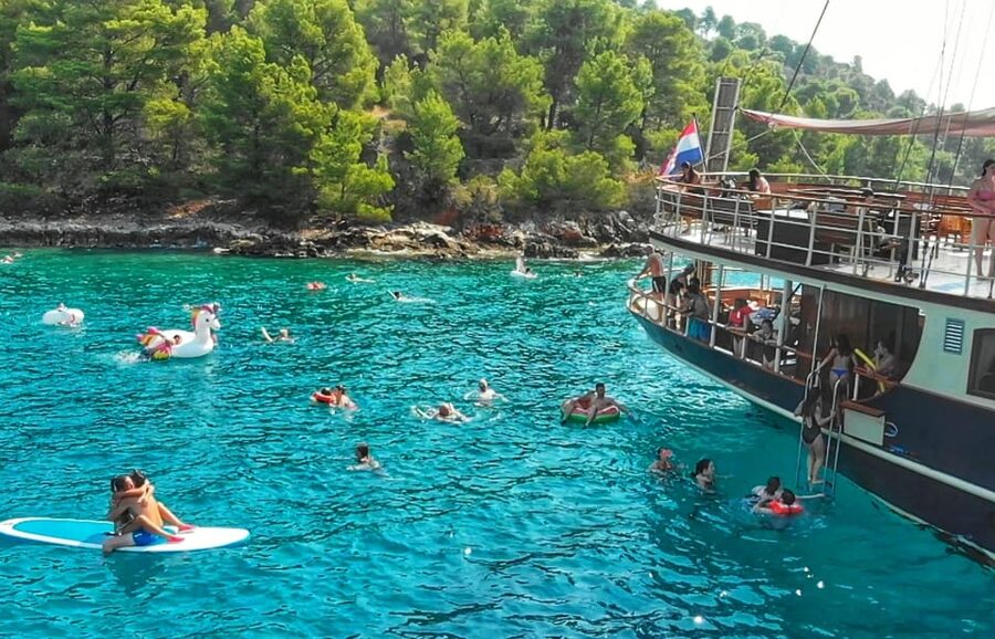Split: All inclusive Brač & Šolta Island Swimming Cruise - The return cruise to Split