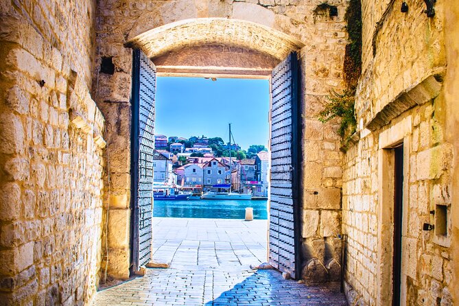 Split: Blue Lagoon & 3 Islands Speedboat Tour - Small group - Trogir: medieval streets before the sea