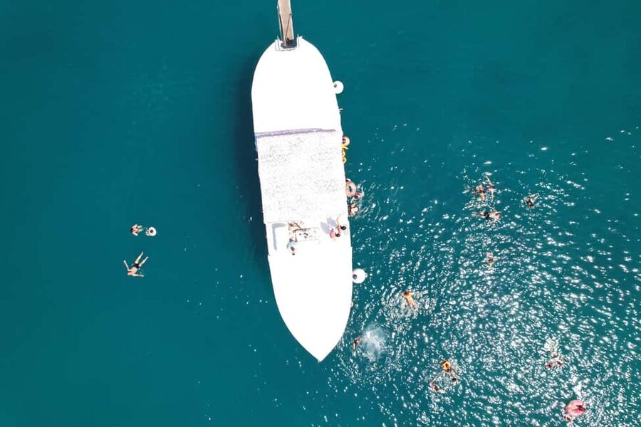 Split: Blue Lagoon and Šolta Boat Tour with Lunch and Drinks - Swimming in the Blue Lagoon