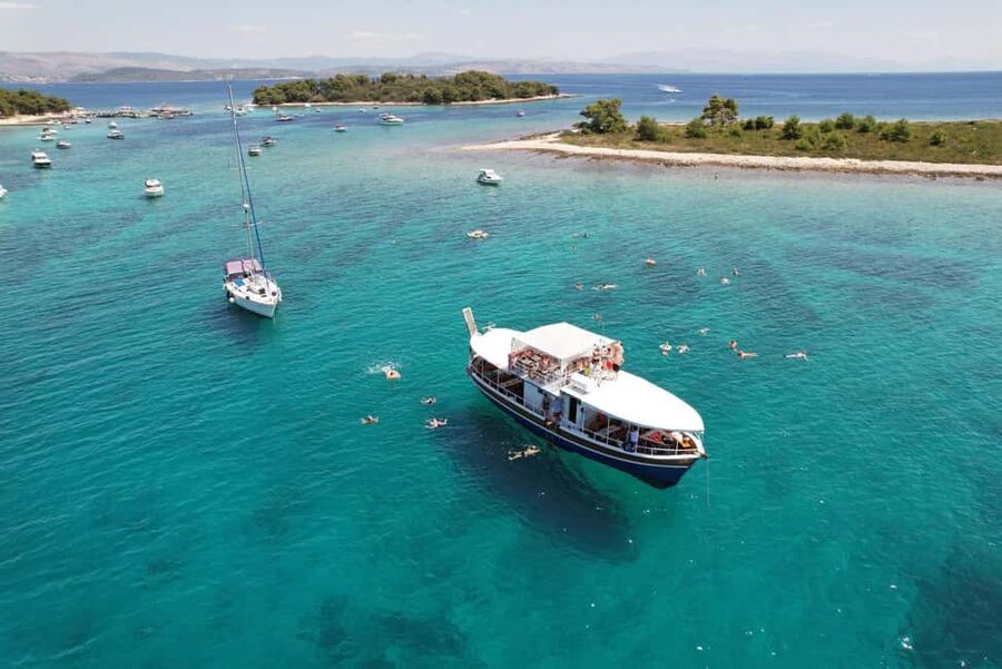 Split: Blue Lagoon and Šolta Boat Tour with Lunch and Drinks - Boarding in Split or Stobreč