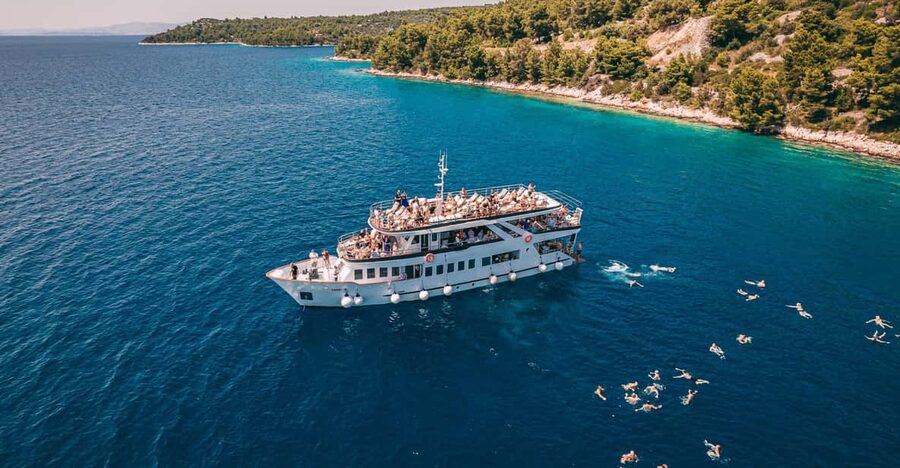 Split: Blue Lagoon, Shipwreck and Šolta with Food and Drinks - Maslinica, Šolta’s easygoing harbor village