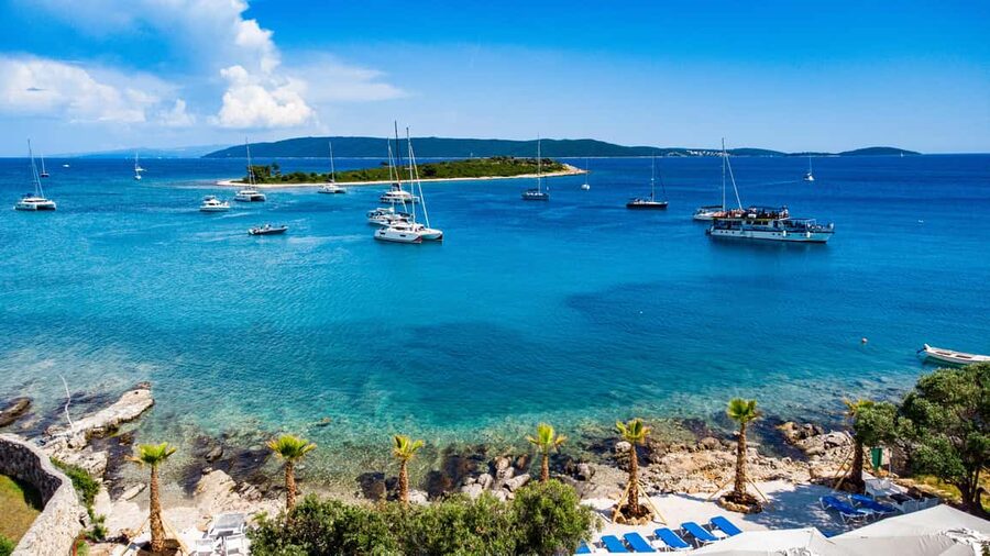Split: Blue Lagoon, Shipwreck, & Šolta with Lunch & Drinks - Lunch, swimming gear, and life on board