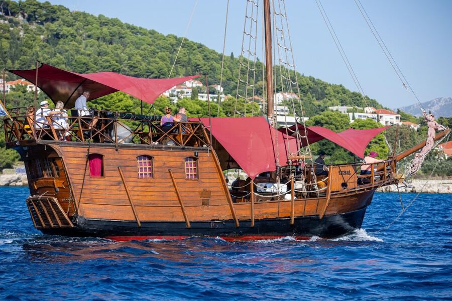Split: Cruise on Columbo's Pirate Ship "Santa Maria" - Drinks, fresh air, and a relaxed pace