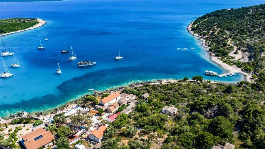 Split: Half-Day Blue Lagoon, Shipwreck, and Trogir Boat Tour - Blue Lagoon: sand, shells, and clear water