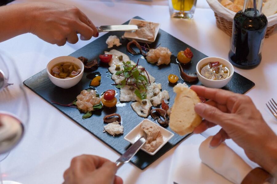 Split: Historical & Gastro Treasures Tour with Green Market - Sit down in a traditional konoba