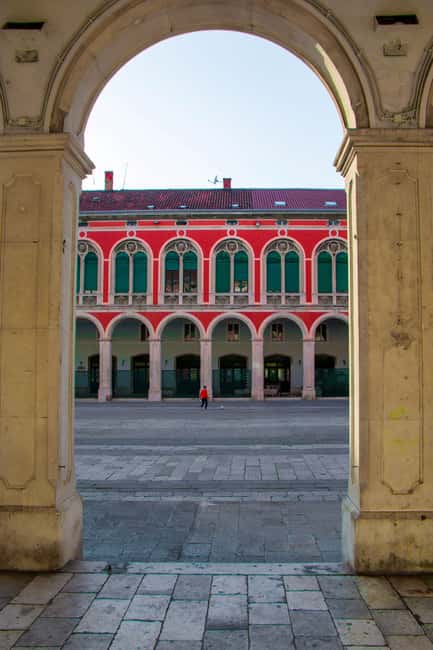 Split: Jewish Heritage & Diocletian's Palace Walking Tour - Temple of Jupiter and the Grgur Ninski statue