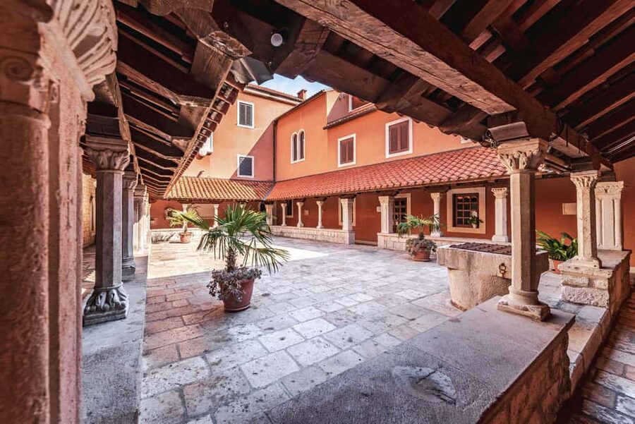Split: Jewish Heritage & Diocletian's Palace Walking Tour - Booking details that matter