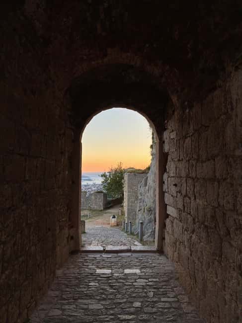 Split: Klis Sunset Sightseeing Bus Tour - Returning to Split Before Dinner