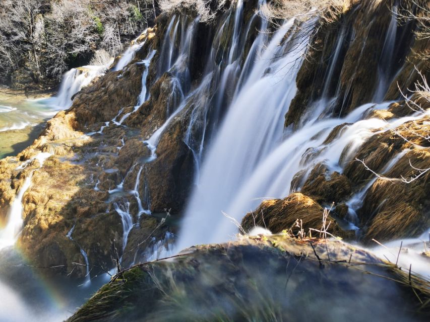 Split: Plitvice Lakes Guided Day Tour with Entry Tickets - Leaving Split early and settling into the coach
