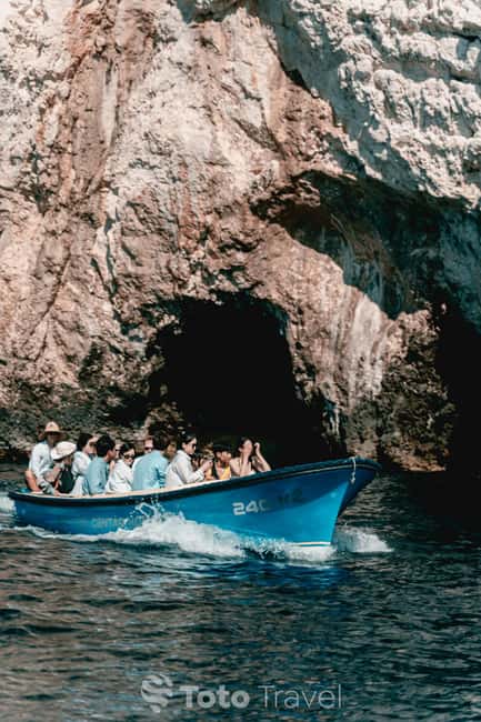 Split/Podstrana: Blue Cave, Hvar & 6 Islands Speedboat Trip - Coffee and old lanes in Komiža