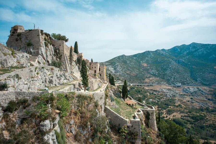 Split: Private tour to Klis Fortress and Vranjača cave - Stella Croatica, where local food becomes part of the history