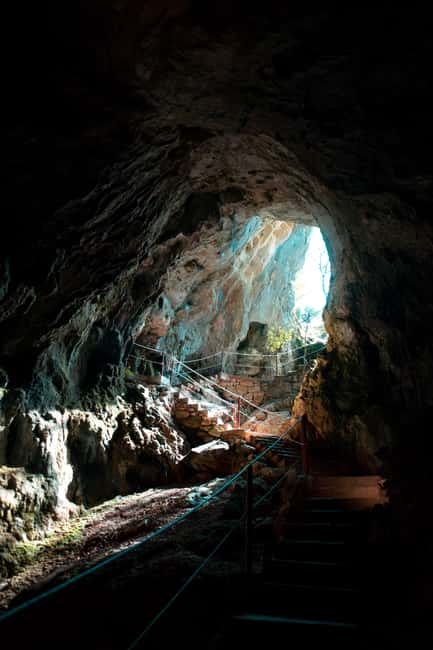 Split: Private tour to Klis Fortress and Vranjača cave - Vranjača Cave and the cool change underground