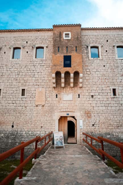 Split: Private tour to Salona, Vitturi castle and Trogir - Riding in a private SUV