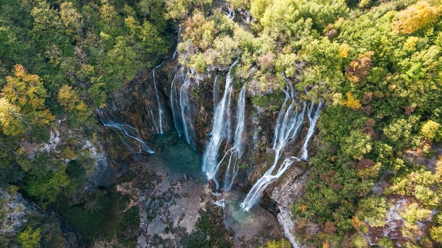 Split: Self-Guided Plitvice Lakes Day Tour with Boat Ride - Picking the right season and preparing well