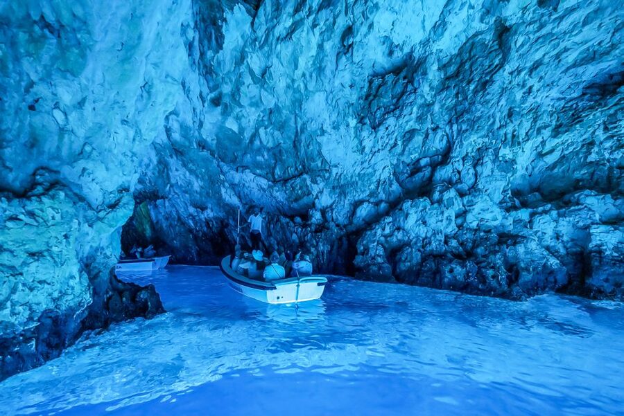 Split/Trogir: Blue Cave, Mamma Mia, Hvar and 5 Island Tour - Guides, music and the feel of the day