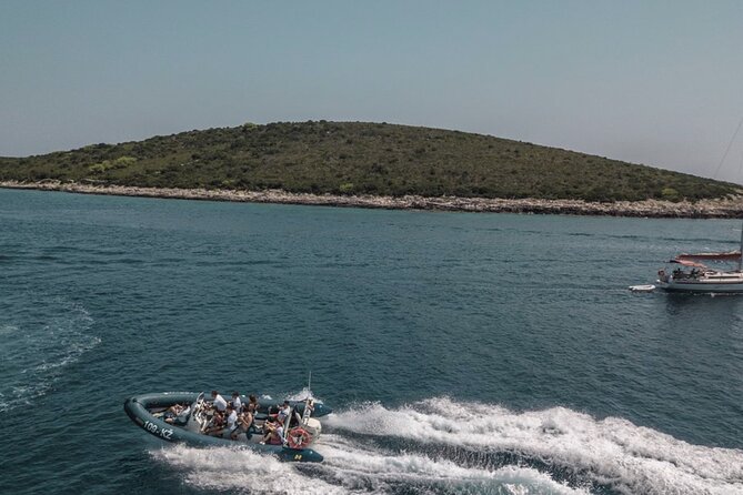 Stiniva, Green Cave, Blue Lagoon & Secret places - Leaving Komiža by speedboat