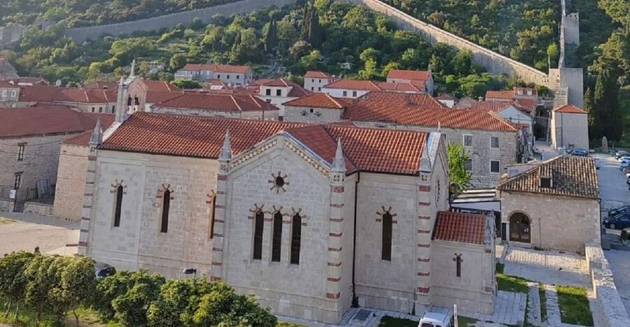 Ston private walking tour with the walls and saltworks visit - Climbing the central fortress above the salt pans