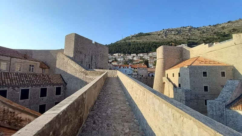 Sunset Wall Walk: 75-Minute Guided Tour & Free Exploration - Nine northern stops that put the walls in context